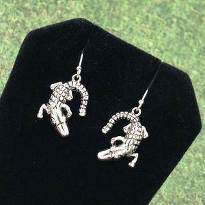 🍀 Alligator Silver Tone Gator Dangle Earrings